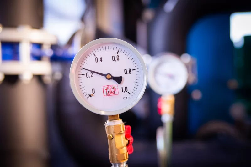Манометр показывает давление в промышленном оборудовании