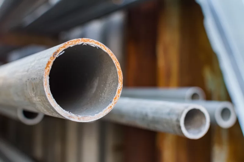 Крупный план металлических труб с ржавчиной на срезе