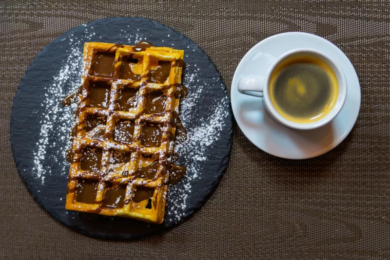 Сладкое наслаждение: вафли с шоколадом и эспрессо