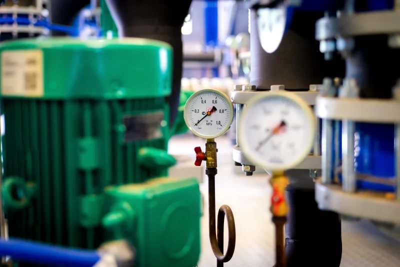 Промышленное оборудование: манометры и электродвигатель