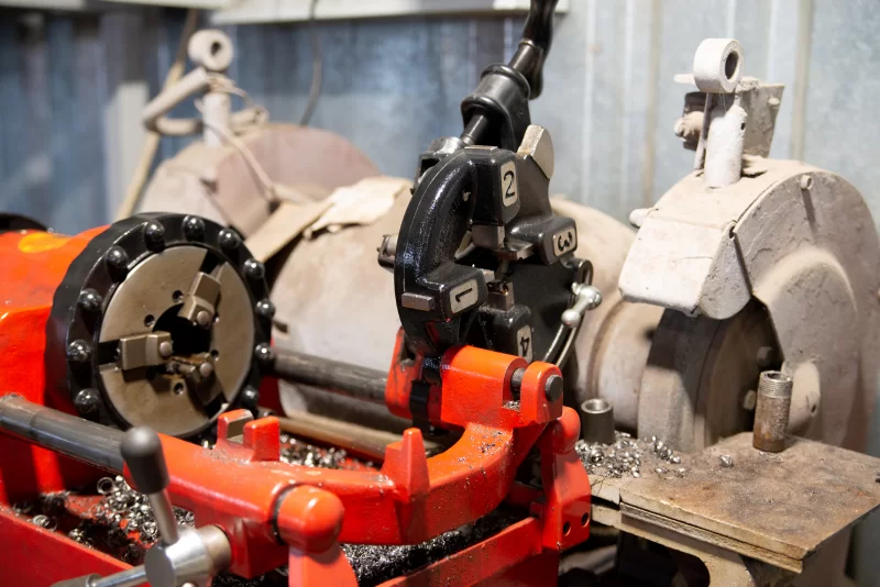 Промышленное оборудование: станок для нарезки резьбы и шлифовальный станок