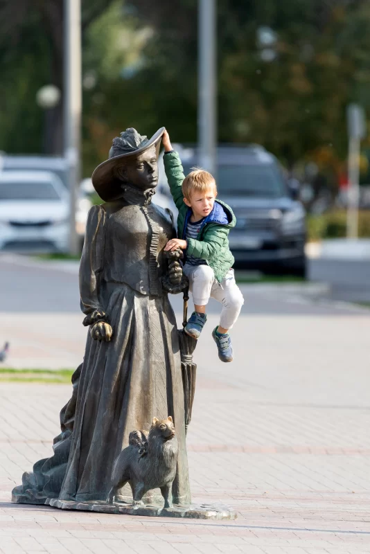 Sculpture Lady with the Dog