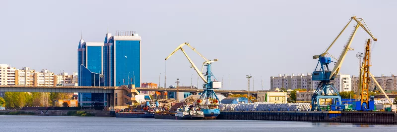 Индустриальный пейзаж с портальными кранами