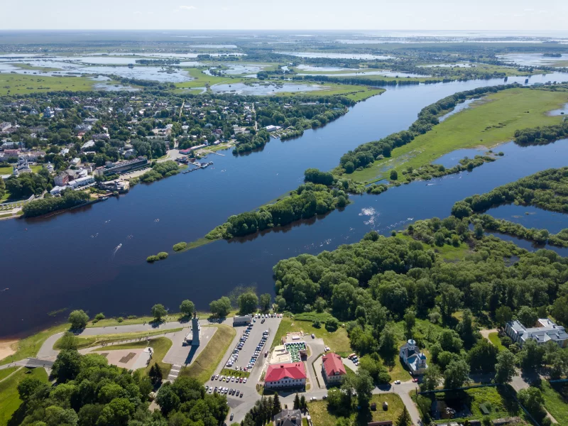 Панорамный вид с воздуха на реку Волхов в Великом Новгороде