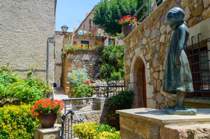 Небольшая статуя маленькой девочки на улице старого города