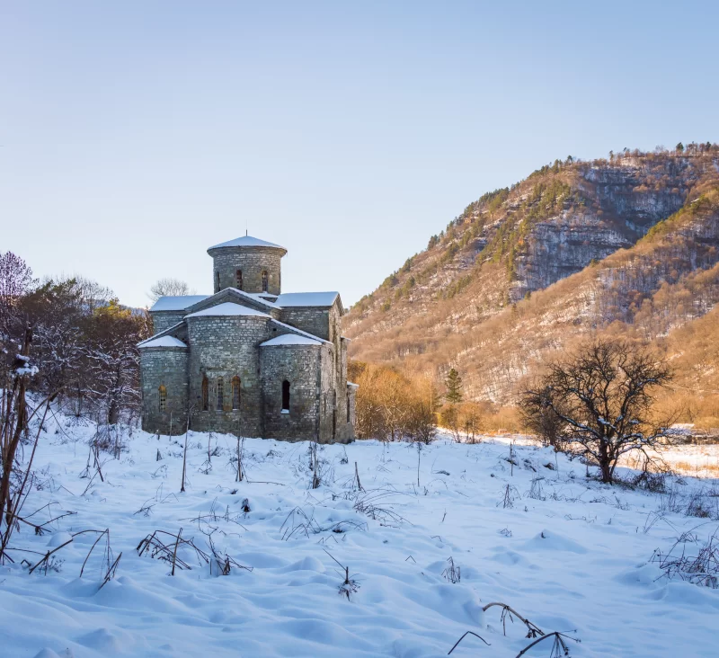 Зимний пейзаж Нижнего Архыза: древний храм в снегах Северного Кавказа