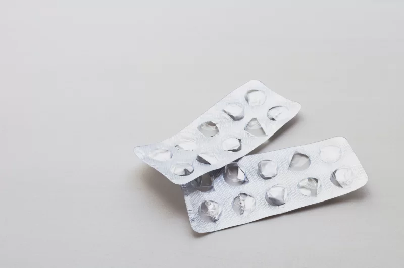 Пустые блистеры от таблеток на сером фоне