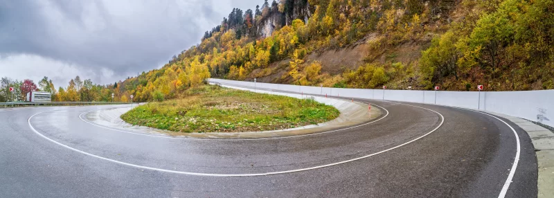 Извилистая горная дорога осенью, Адыгея