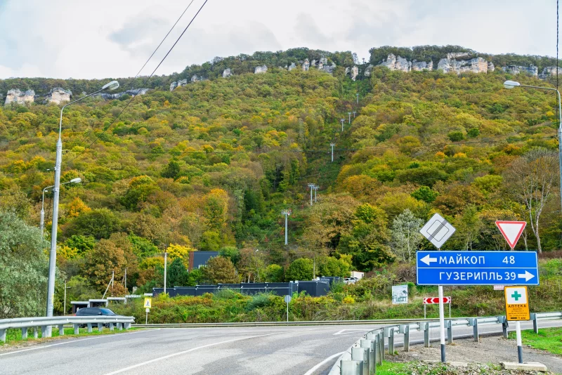 Дорожные знаки на Майкоп и Гузерипль в Адыгее