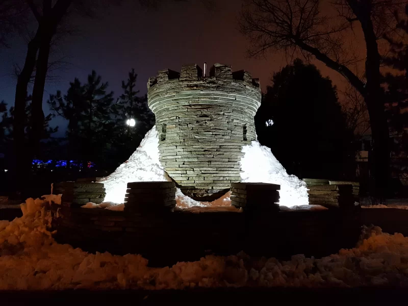Заснеженная башня в ночном парке