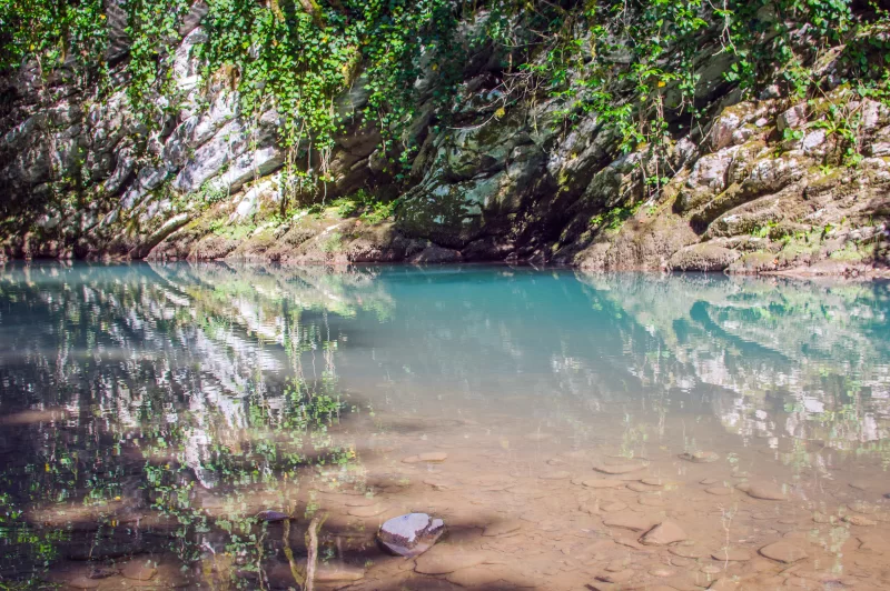 Горное озеро. Изумрудный цвет воды. Солнечный день.