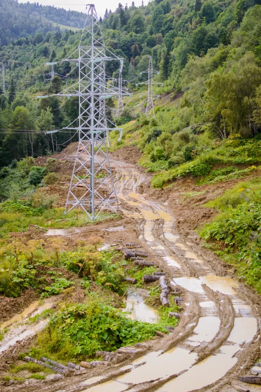 Горная дорога после дождя с ЛЭП