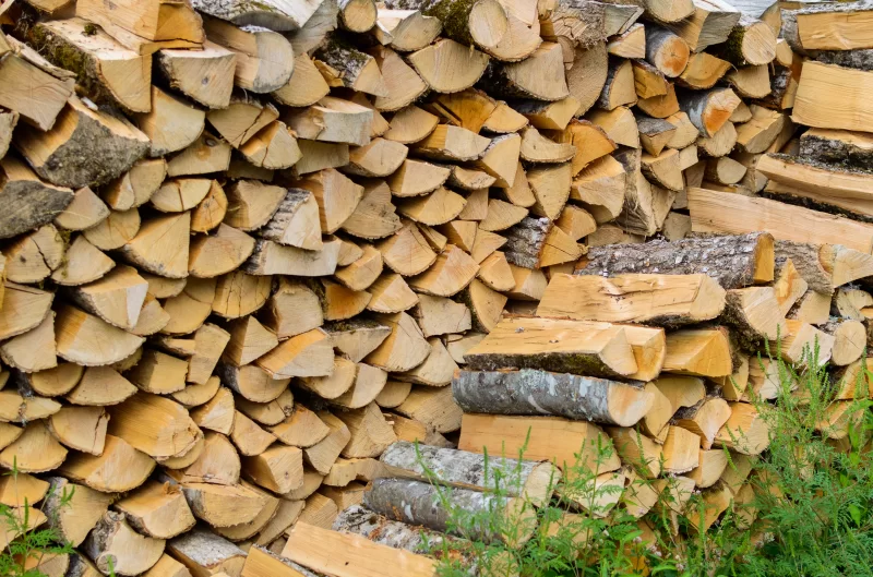 Дрова сложены для отопления