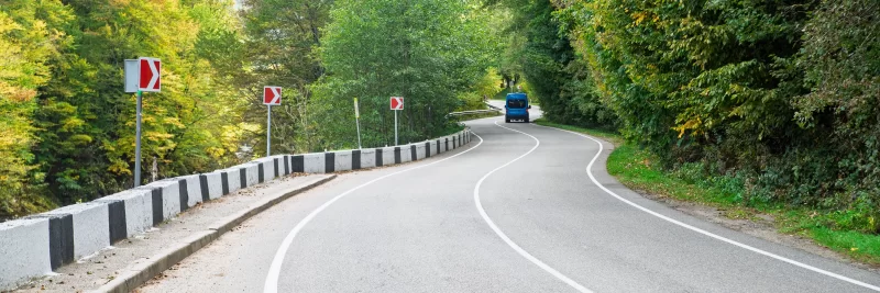 Извилистая горная дорога в Адыгее с фургоном