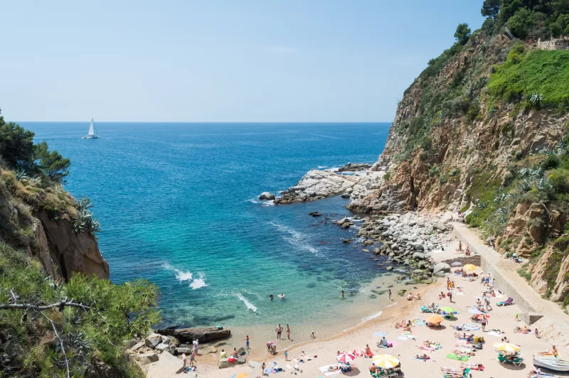 Пляж в Тосса-де-Мар, Коста-Брава, Испания.