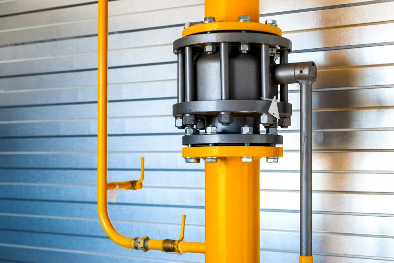 Промышленный газовый кран и трубы