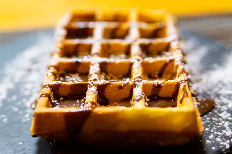 Аппетитный бельгийский вафля с шоколадом и сахарной пудрой