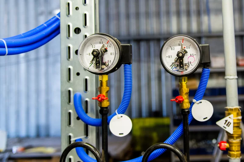 Манометры с синими шлангами