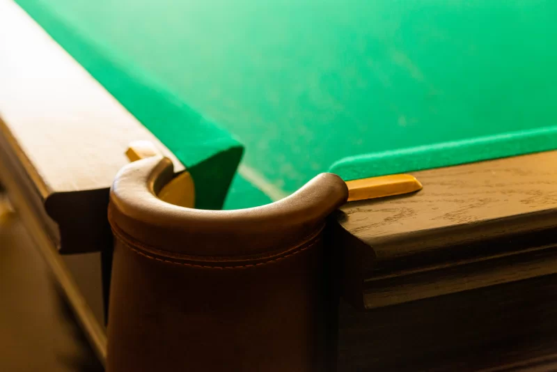 Яма углового стола для снукера. Лунка на бильярдном столе.