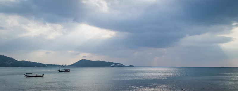 Лучи света, пробивающиеся сквозь темные тучи