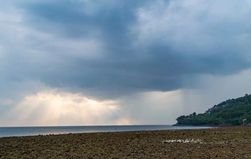 Лучи света, пробивающиеся сквозь темные тучи