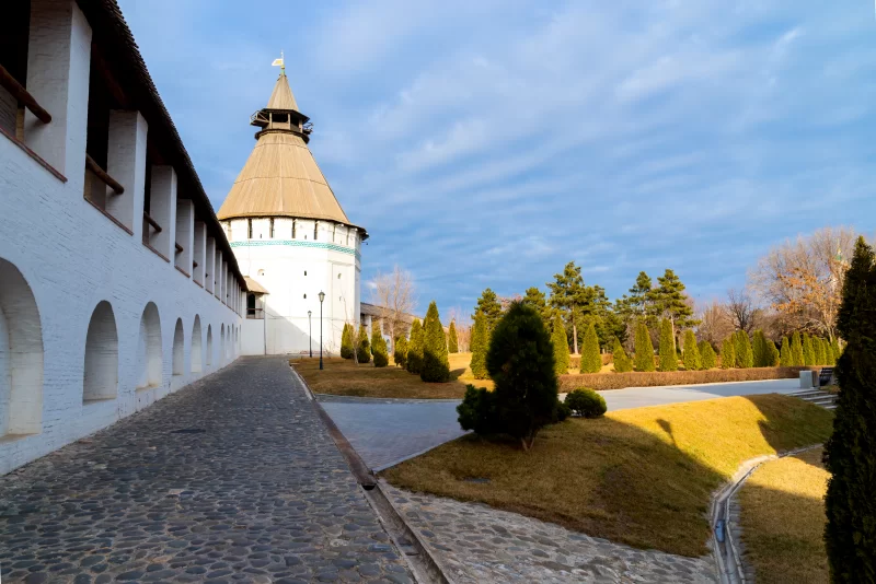 Территория Астраханского кремля - Красная башня