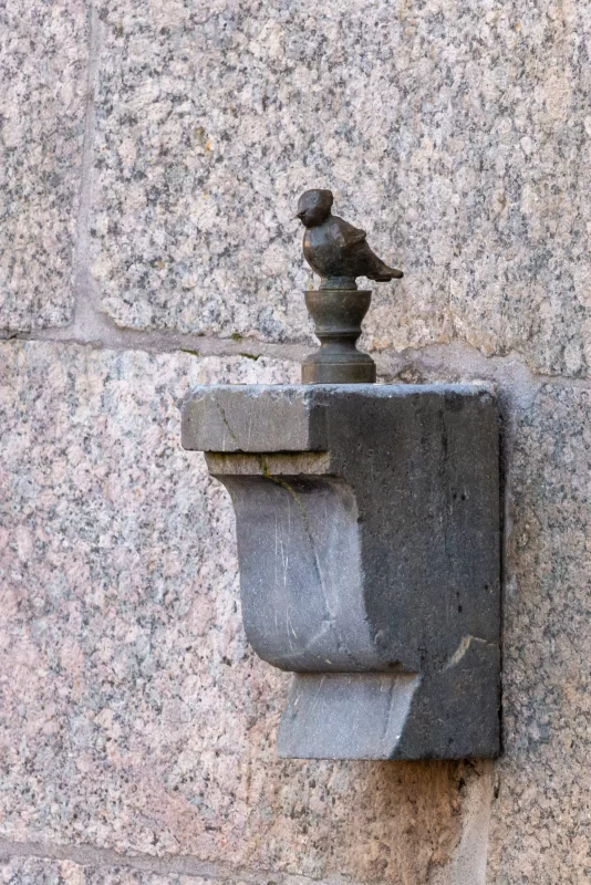 Chizhik Pyzhik monument at Fontanka river