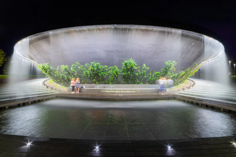 Водопад струится в гранитное ложе искусственной реки. Фонтан в форме огромной чаши.