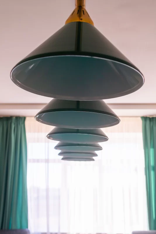 Крупный план ламп, висящих над бильярдным столом