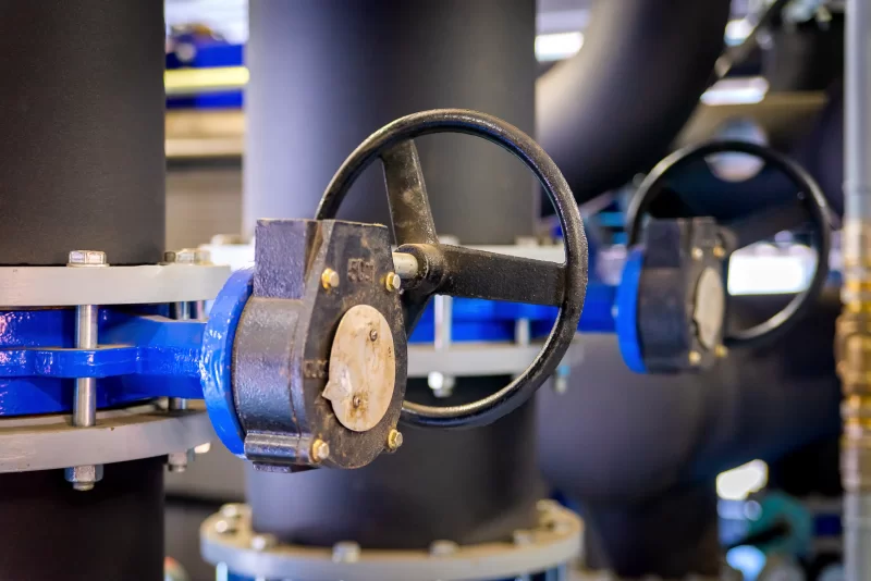 Промышленный вентиль и трубопровод