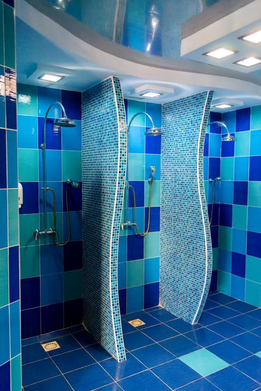 Современный душ с голубой плиткой и футуристическим дизайном