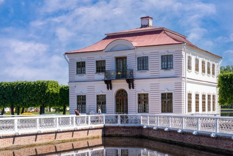 Дворец и мост в Петродворце