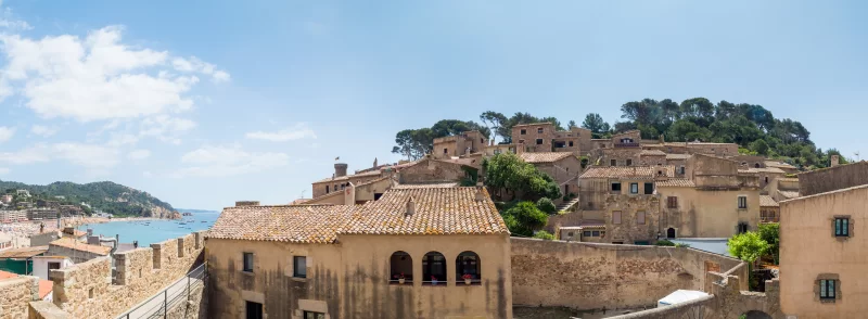 Городской пейзаж старой части Тосса-де-Мар, Коста-Брава, Испания.