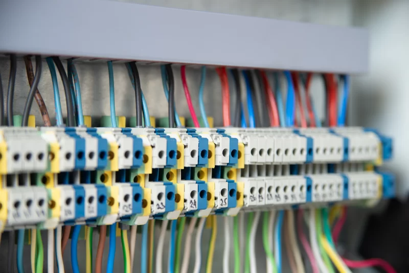 Электрические провода и клеммные блоки в распределительном щите
