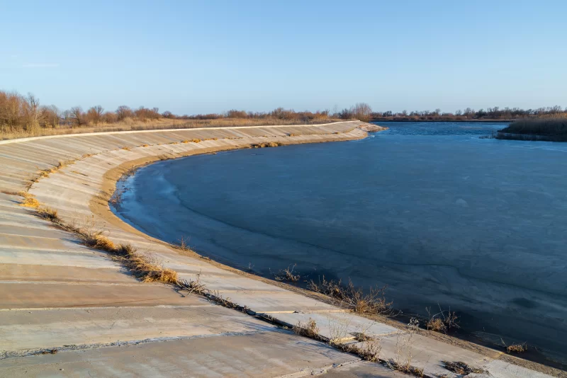 Берег реки из бетонных блоков