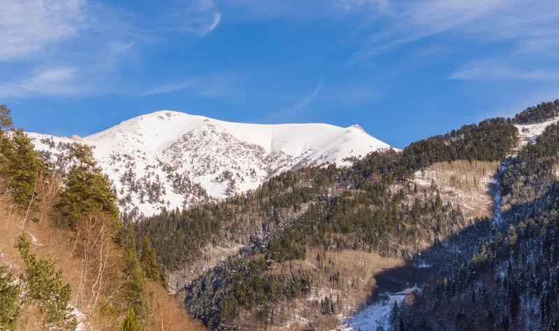 Зимний горный пейзаж со скалами и снегом