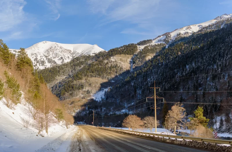 Зимняя дорога в горах