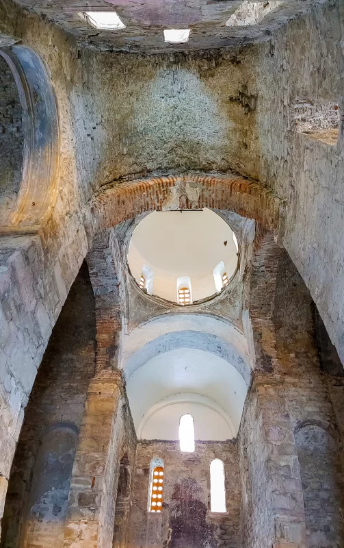 Древний интерьер заброшенной церкви с куполом и арками