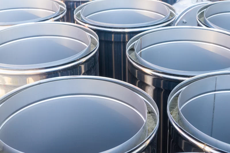 Крупный план металлических бочек