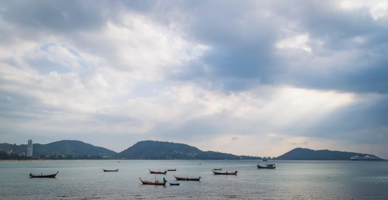 Лучи света сияют