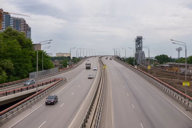 Автомобильный мост Сиверса-роуд в Ростове-на-Дону: городской пейзаж