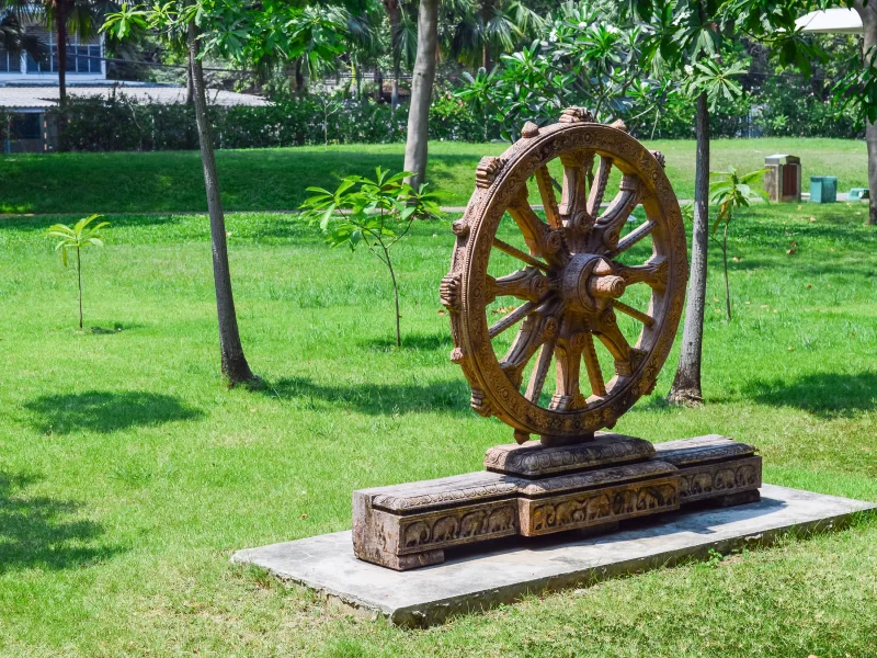 Памятник колесу Сансары в парке Бангкока