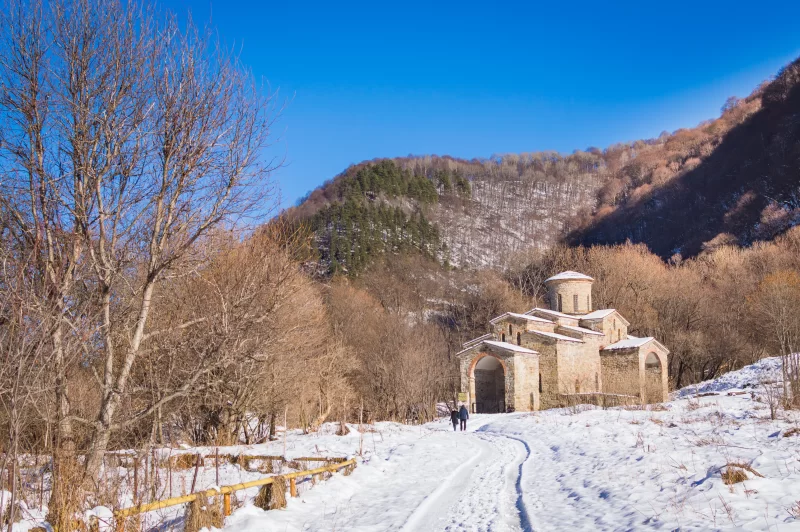 Зимний пейзаж с древним храмом