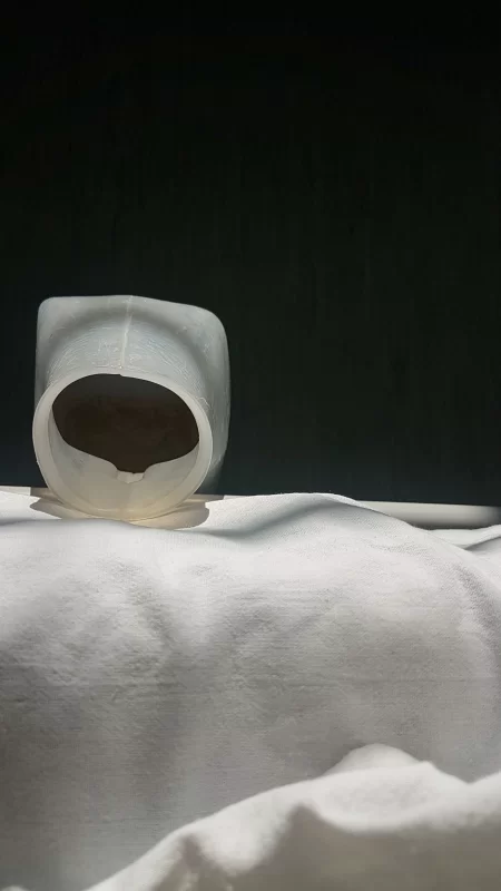 Больничный прикроватный мужской писсуар на кровати