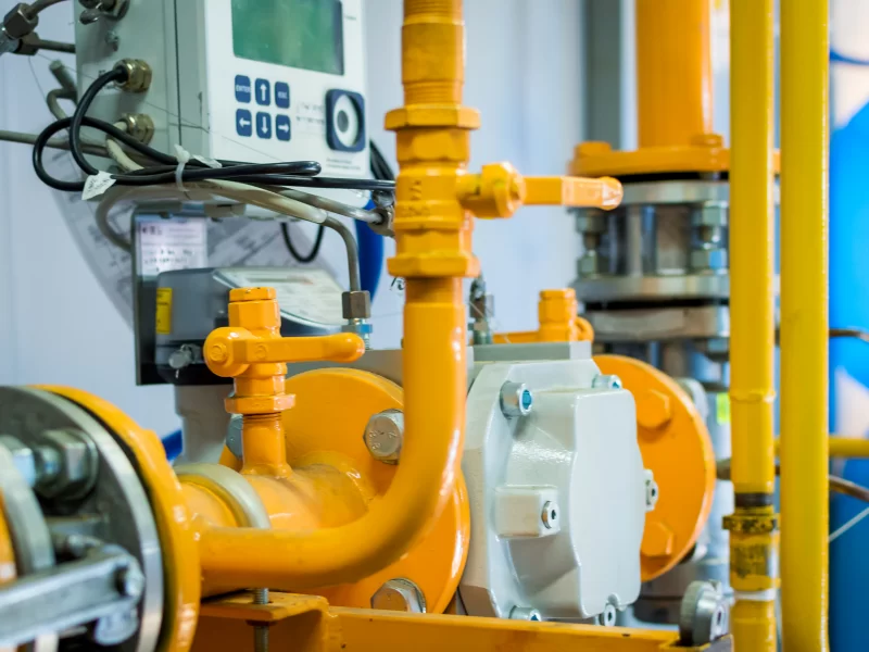 Промышленное оборудование: трубы, клапаны и контрольно-измерительные приборы