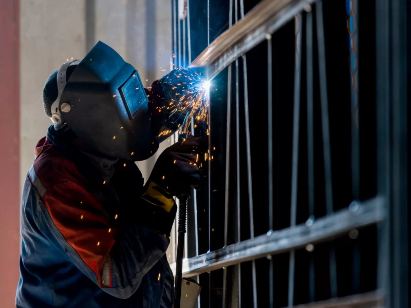Сварщик работает с металлом