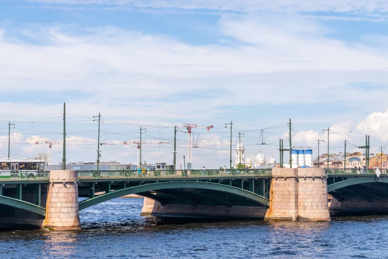 Мост через реку в городе