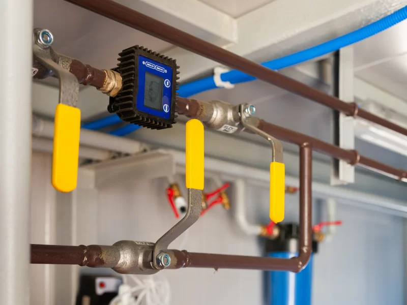 Система трубопроводов с цифровым расходомером и вентилями