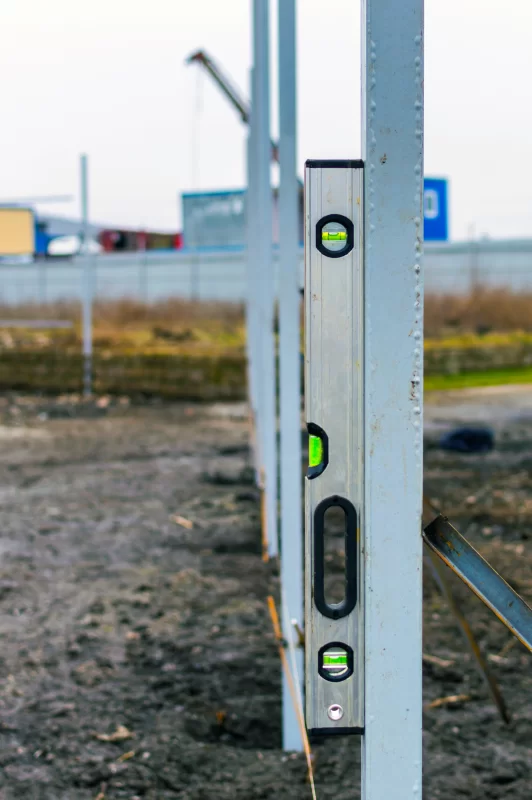 Строительный уровень на металлическом столбе: точность и контроль на стройплощадке