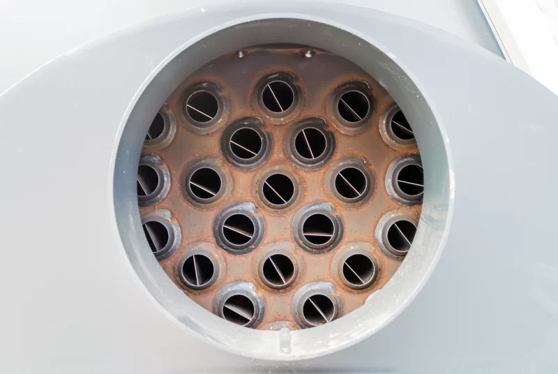 Крупный план теплообменника: текстура, трубы и промышленный дизайн